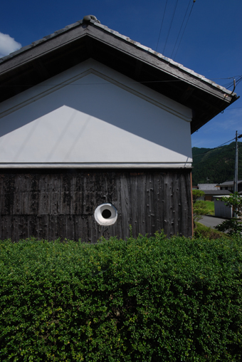 北播磨の蔵の開口部は小さくて丸い。その1。_c0195909_19845100.jpg