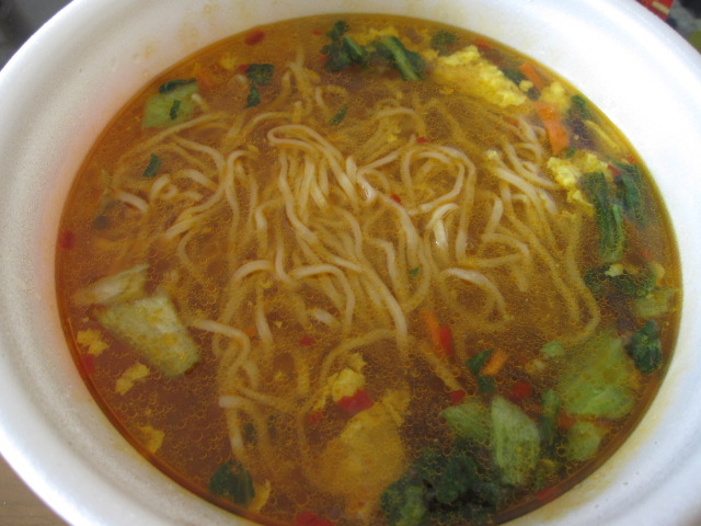 ニュータッチ(ヤマダイ食品)の 酸辣湯麺¥210_b0042308_235611.jpg