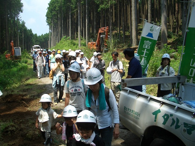 富士ひのきの森林認証林で「木こりツアー」_f0141310_4585744.jpg