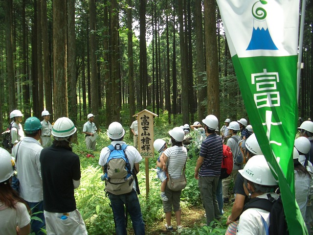 富士ひのきの森林認証林で「木こりツアー」_f0141310_545729.jpg