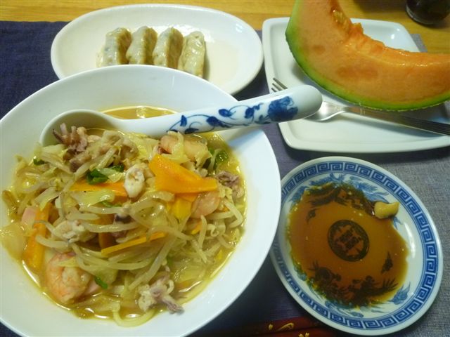 今夜は頂き物で夕飯！！ﾁｬﾝﾎﾟﾝとﾃﾞｻﾞｰﾄﾒﾛﾝ(*^-^)ﾆｺ_b0175688_2134758.jpg