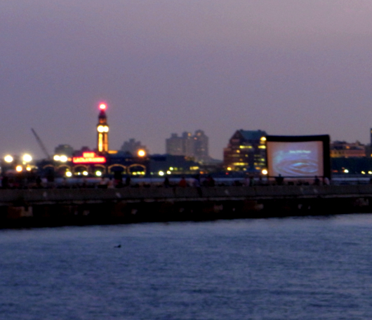 ハドソン川沿いでの野外映画イベント、リバー・フリックス（RiverFlicks）_b0007805_13431216.jpg