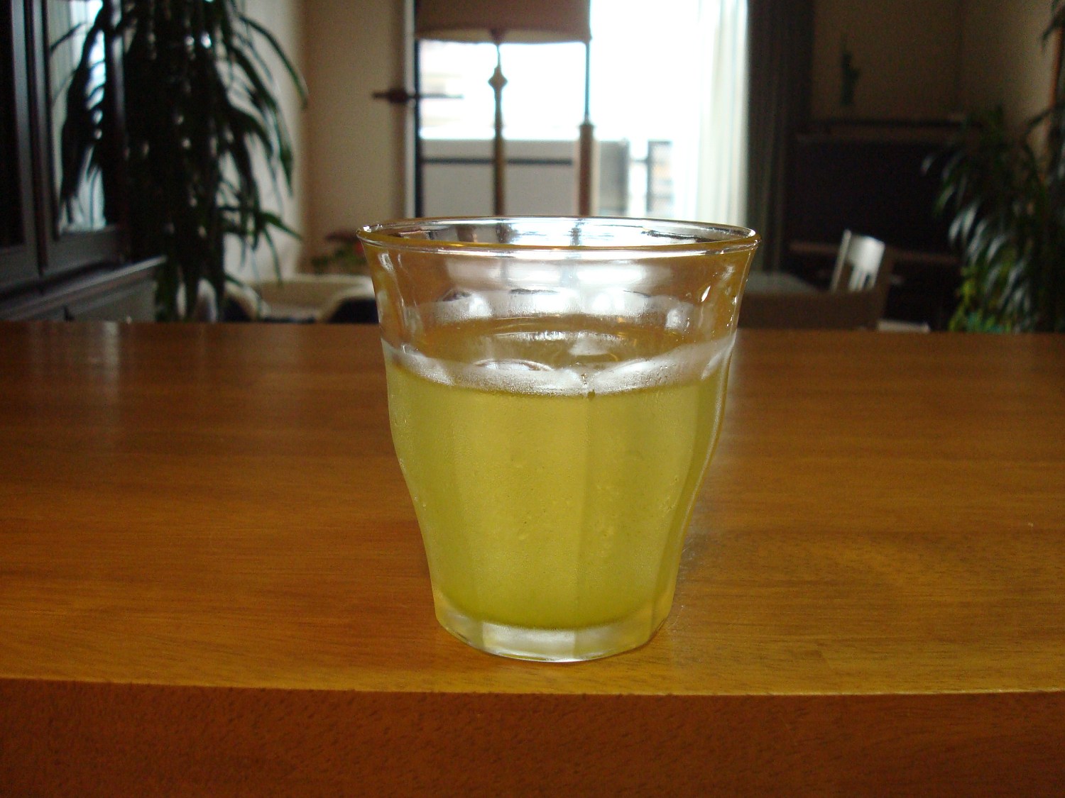 きれいな緑色の冷たい緑茶 静かな日々