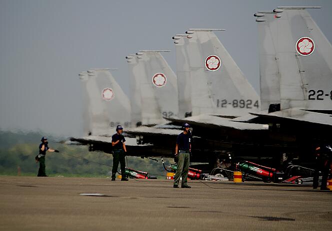 百里基地航空祭2010. ~第305飛行隊~ : 小白の七拍子でノリノリ!! 百里基地航空祭2010. ~第305飛行隊~ : 小白の七拍子でノリノリ!!