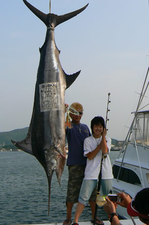鳥羽BFT のRW艇さんとデスぺラードのSさんからキャッチ情報 【カジキ・マグロトローリング】_f0009039_16223533.jpg