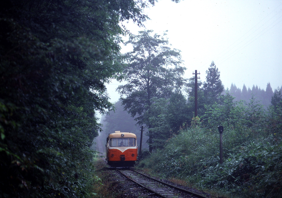 1988年 南部縦貫鉄道のレールバス -盛田牧場前-_b0190710_23584912.jpg