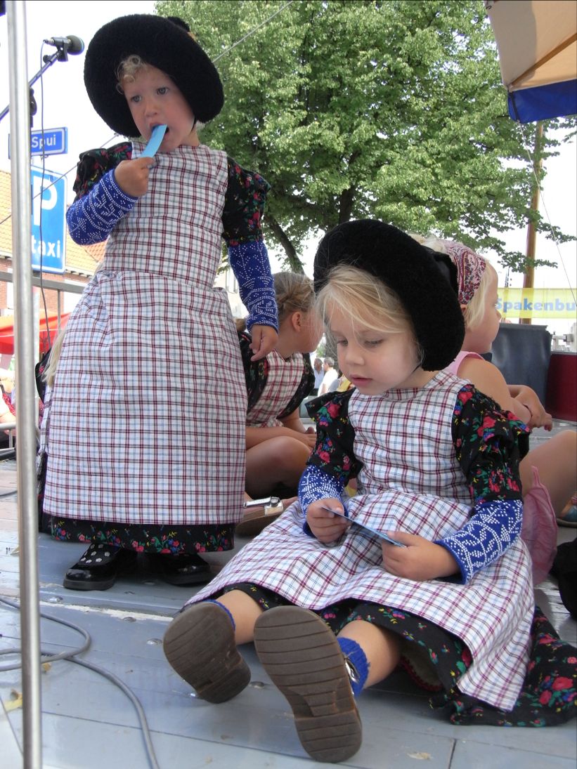 民族衣装のお祭り（Spakenburg)_b0171423_23553998.jpg