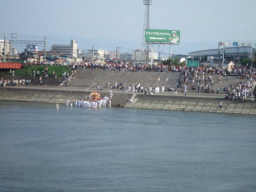 Sumiyoshi Festival ~ Mikoshi is crossing the Yamato River_e0046748_20123521.jpg