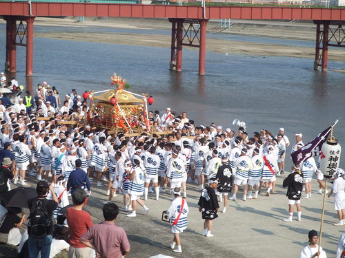 Sumiyoshi Festival ~ Mikoshi is crossing the Yamato River_e0046748_2061198.jpg