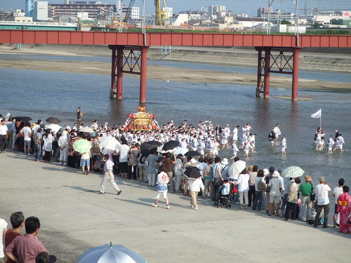 Sumiyoshi Festival ~ Mikoshi is crossing the Yamato River_e0046748_2064219.jpg