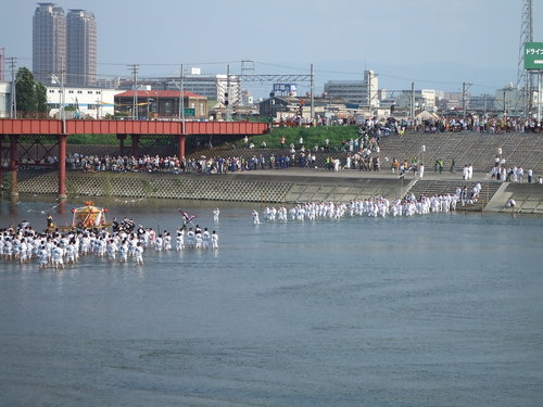 Sumiyoshi Festival ~ Mikoshi is crossing the Yamato River_e0046748_2093020.jpg