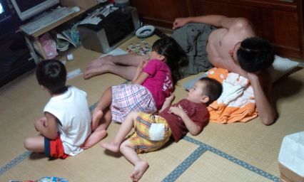 おっぱい飲ませるお母さん みかん家 10人大家族日記 おっぱい飲ませるお母さん みかん家 10人大家族日記