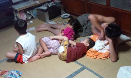 おっぱい飲ませるお母さん みかん家 10人大家族日記 おっぱい飲ませるお母さん みかん家 10人大家族日記