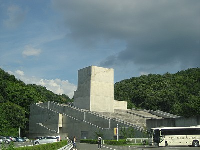 大阪府立近つ飛鳥博物館と雲_c0229483_21292183.jpg