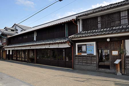 伝統の空気を感じます。「但馬屋本店　茶房だんだん」_f0059014_143891.jpg