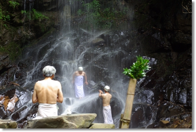 滝と山寺：1：おごそかに_a0142976_20541116.jpg