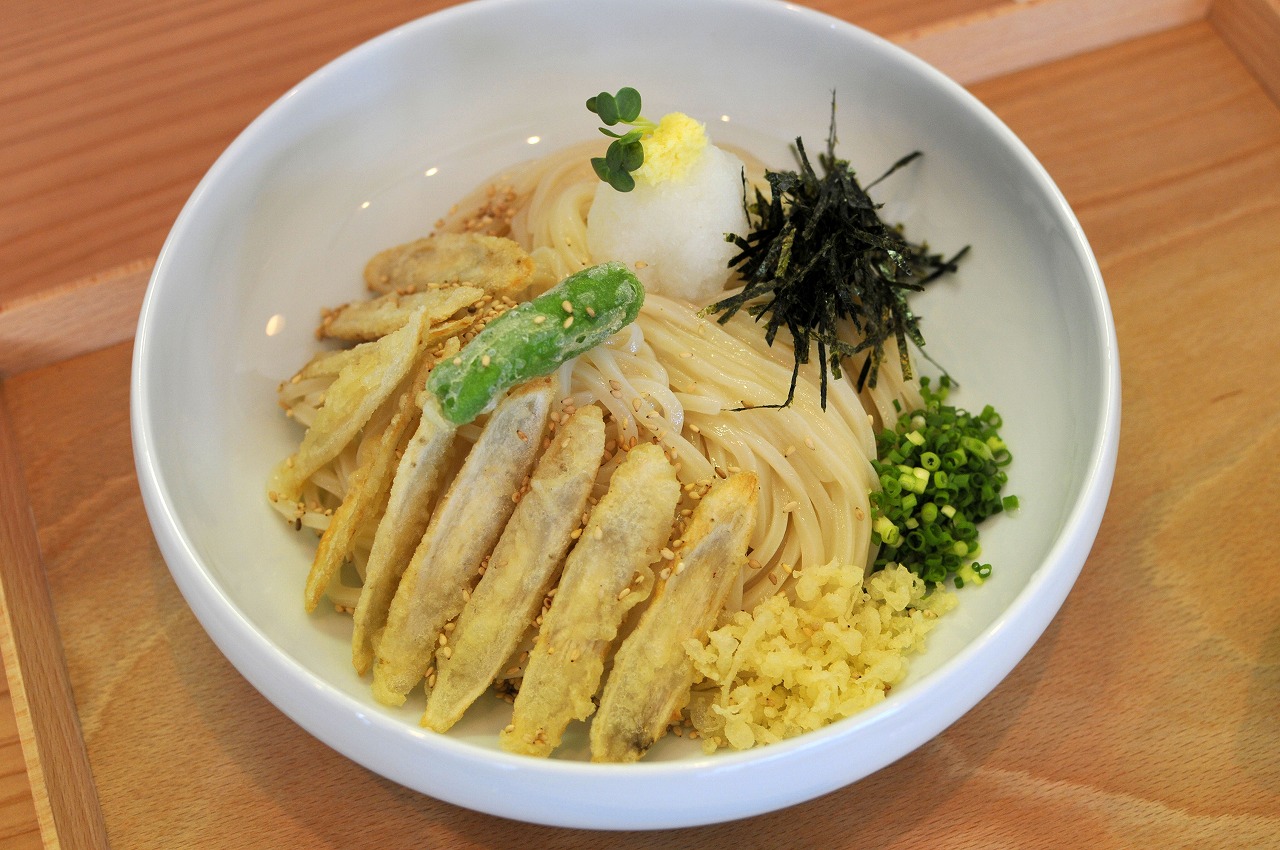 今日のランチはプロの味　「時空のうどん」にしました。　_e0097678_1681691.jpg