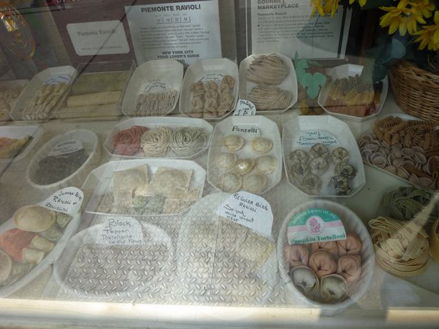 昔から、手作りの美味しいラビオリのお店です、_a0170045_9405635.jpg