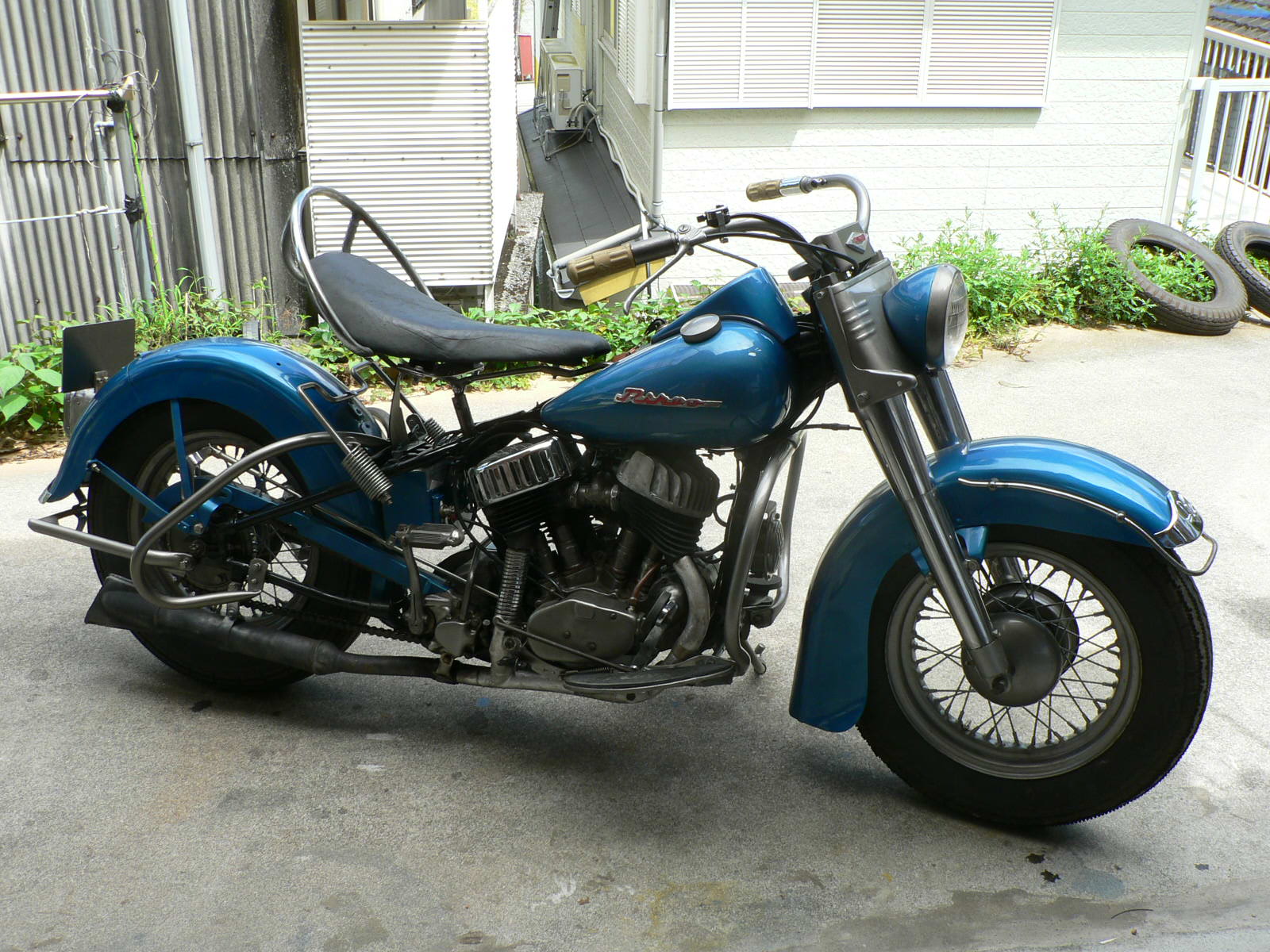 走った 古いバイク陸王と 犬