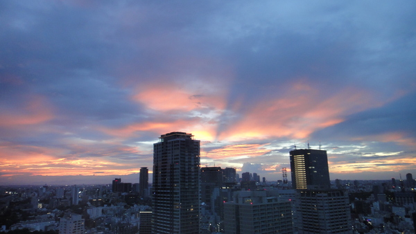 8月８日（日）の東京上空、朝の虹と夕焼け_b0048298_748578.jpg