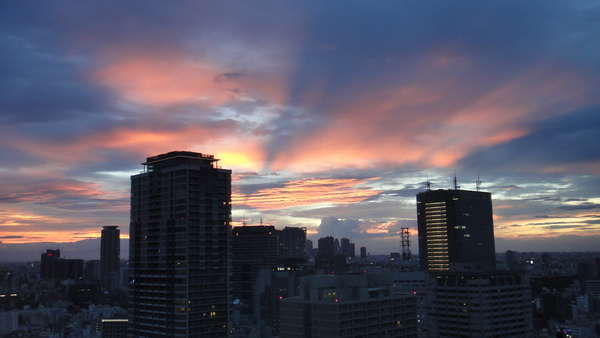 8月８日（日）の東京上空、朝の虹と夕焼け_b0048298_7492756.jpg