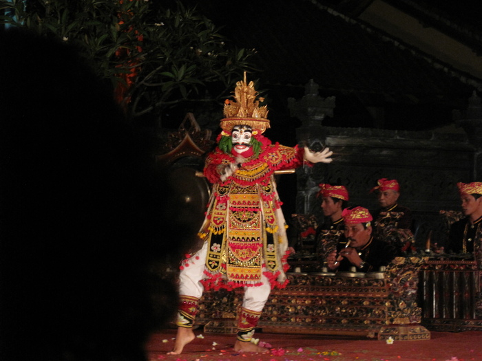 たまには趣向を変えて（MASTERS OF BALI ＠ TRI PUSAKA CAKTI Art Foundation）_e0142189_2262461.jpg