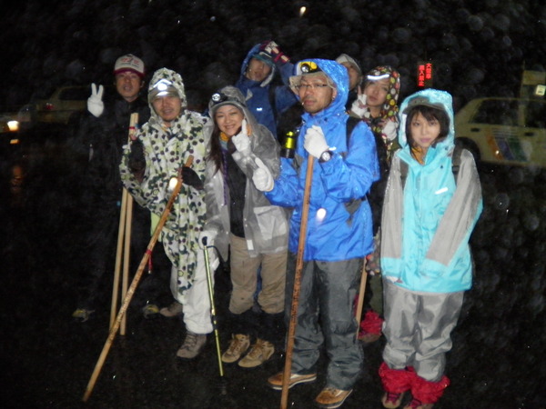 今年も超過酷な富士登山…。誰だ雨男・女は！！_a0105397_1761760.jpg