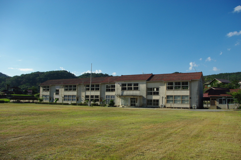 島根・鳥取の旅　8月8日（日）　木造校舎と吉浦海岸と温泉津温泉_c0056707_21453340.jpg