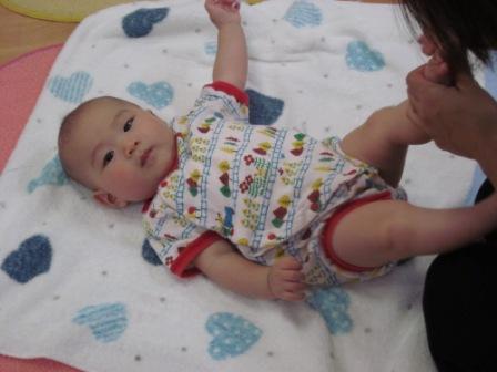 2010.08.03 ベビーマッサージ_f0142009_11124519.jpg