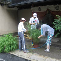 京都要庵歳時記「平成２２年　８月文月の玄関のしつらい」あ～疲れた玄関磨き（３）_d0033734_281657.jpg