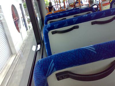 バス最後部座席の、幸せ者。_f0199379_10125594.jpg