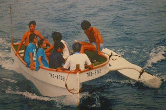 夏休み③　独特、八丈島のアウトリガー漁船_d0007653_0134142.jpg