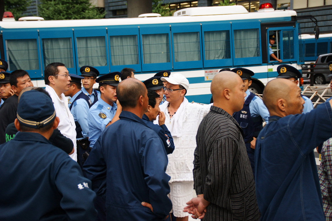 八月十四日　「反ヤスクニキヤンドル行動」阻止糾彈運動　於靖國神社周邊及び社會文化會館周邊_a0165993_20402595.jpg