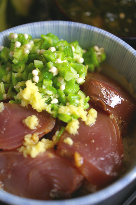 オクラを乗せてカツオのヅケ丼【カツオ安くていいねえ！】_b0123230_1915293.jpg