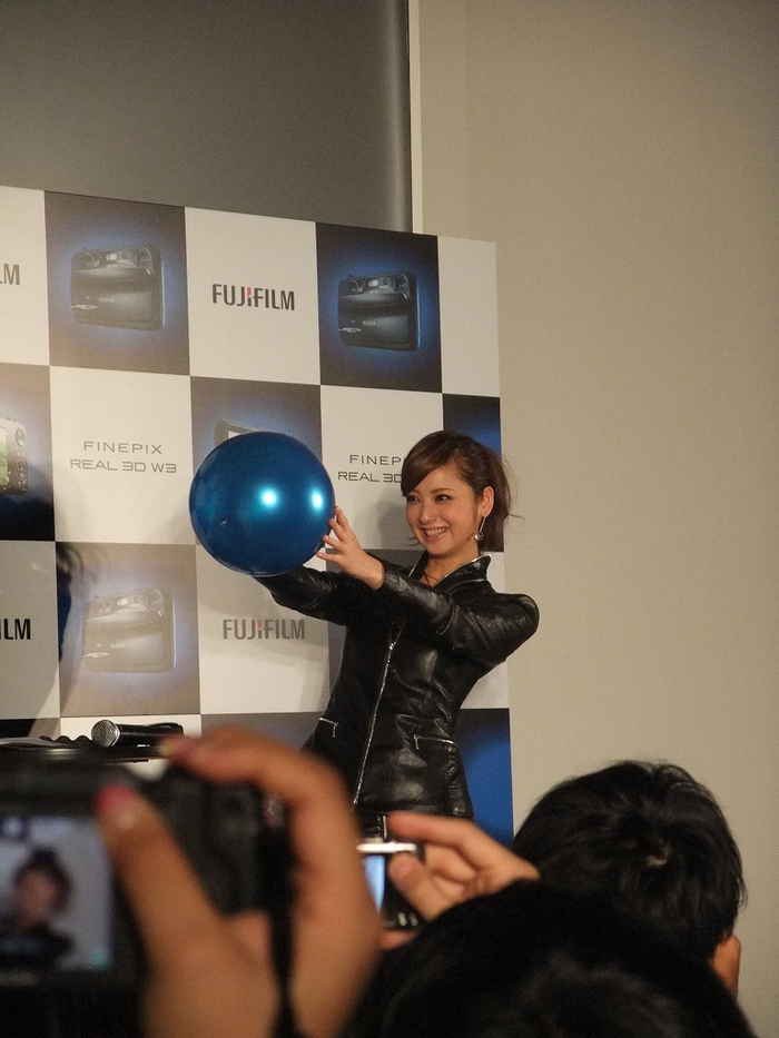 佐々木　希さん　ＦＵＪＩＦＩＬＭ　３Ｄで登場！！？_f0050534_1781851.jpg