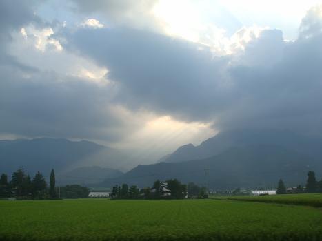 雲の隙間から_a0014840_23215936.jpg