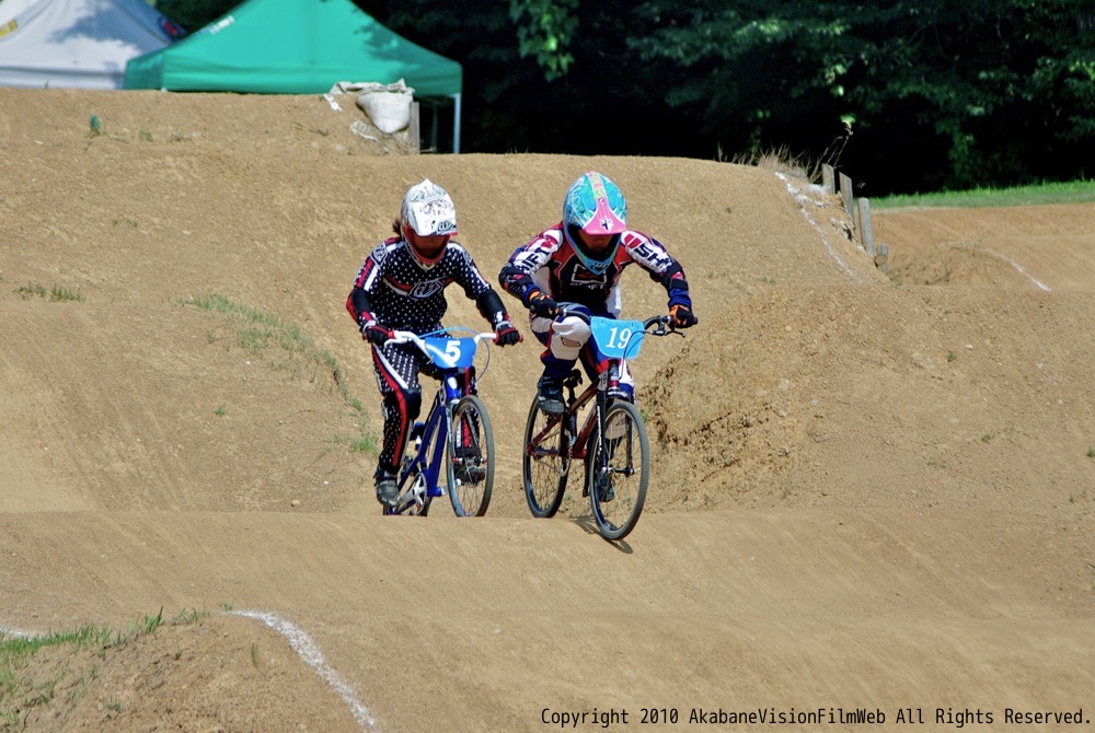 2010JBMXFシリーズ第３戦in上越VOL2：ガールズ9-10才、１１−１２才クラス決勝_b0065730_1119452.jpg