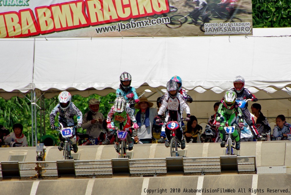 2010JBMXFシリーズ第３戦in上越VOL2：ガールズ9-10才、１１−１２才クラス決勝_b0065730_1195280.jpg