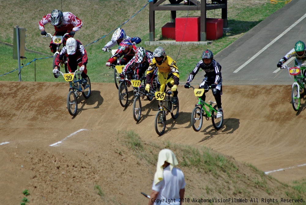 2010JBMXFシリーズ第３戦in上越VOL5：ボーイズ１１−１２才、１３−１４才クラス決勝_b0065730_1748888.jpg