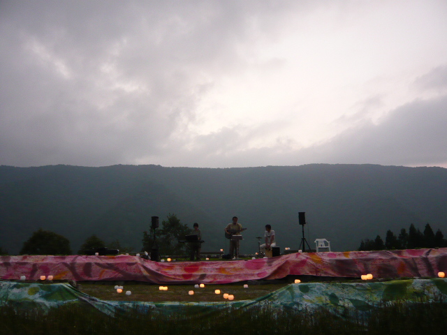 瞑想の里ライブ! 上畠アート2010_b0151262_0211815.jpg