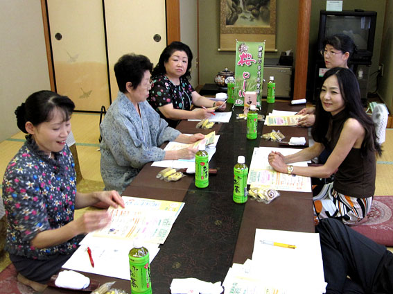 女将の会8月会議_b0145257_1658146.jpg