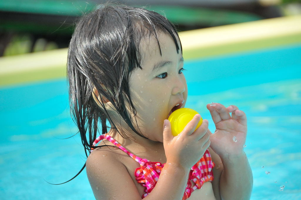 夏のプチ少女たちは 今日もプールで 白秋の黄昏