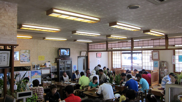 「牛骨ラーメン」の老舗「香味徳(かみとく)」!_d0141173_2223460.jpg