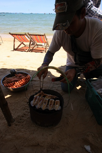 目の前で焼いてくれるパタヤのイカ焼き_c0134569_829016.jpg