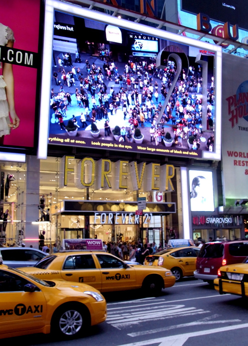 NYタイムズ・スクエアに、拡張現実（AR）技術を使った巨大看板が登場！_b0007805_12212925.jpg