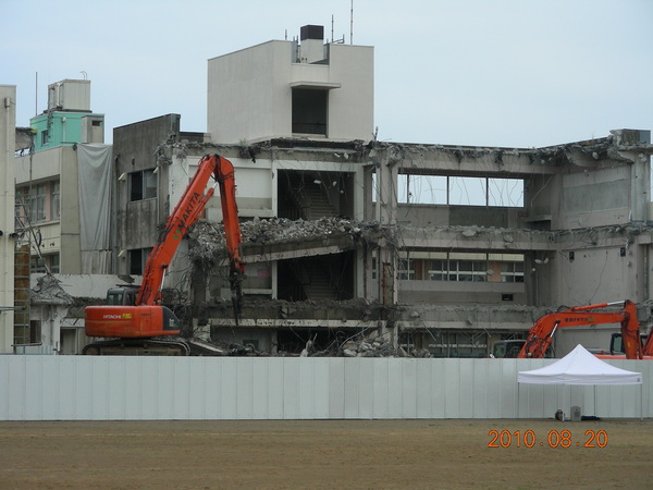 大潟町中学校南校舎解体工事の様子_b0164376_11315199.jpg