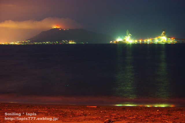 夜の函館山と工場と海。_d0138899_1327415.jpg