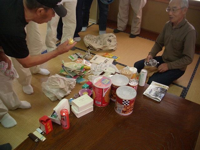 家具の固定と非常時持ち出し品は大丈夫?_f0141310_2262613.jpg