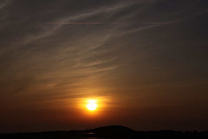 飛行機雲と夕日_c0148781_20461091.jpg