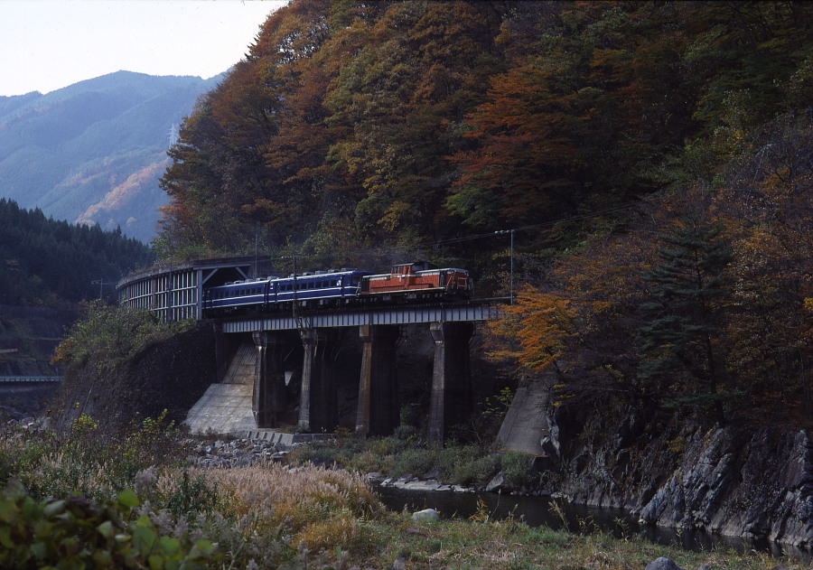 紅葉の飛騨路-1987年高山本線-(1)_b0190710_2323395.jpg